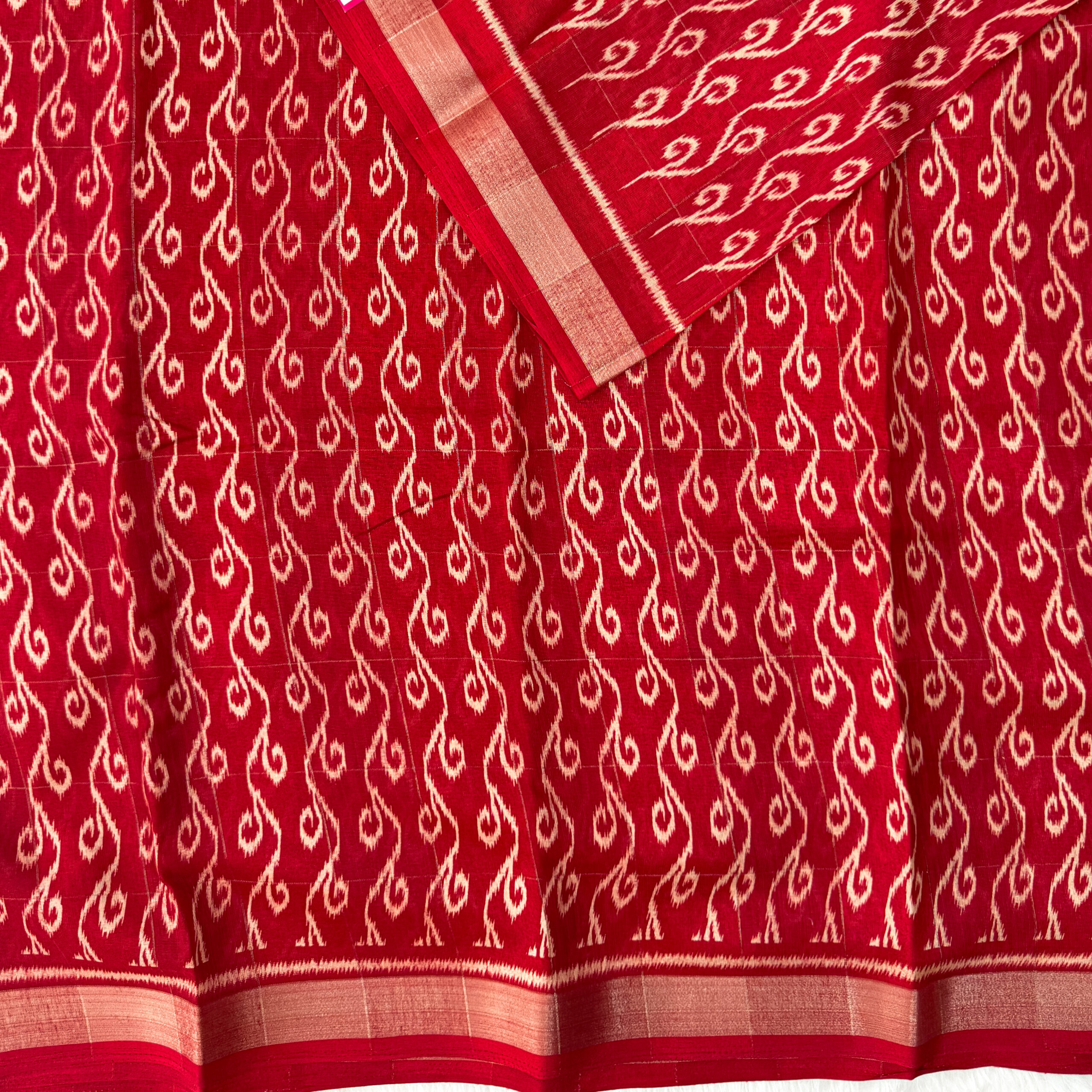 Beautiful cotton saree with floral leaf design and blouse.