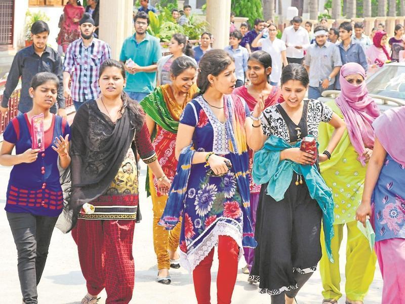 SapienStyle 9 Smart & Budget-Friendly Ways to Build the Perfect College Wardrobe 